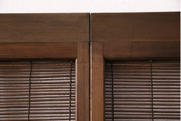 簾戸4枚をリペア&カスタム!設置場所に合わせてリサイズ。取っ手を取り付け。現状に近しい色味に着色し仕上げ。(引き戸、夏戸、建具)