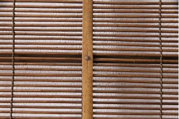 簾戸4枚をリペア&カスタム!設置場所に合わせてリサイズ。取っ手を取り付け。現状に近しい色味に着色し仕上げ。(引き戸、夏戸、建具)