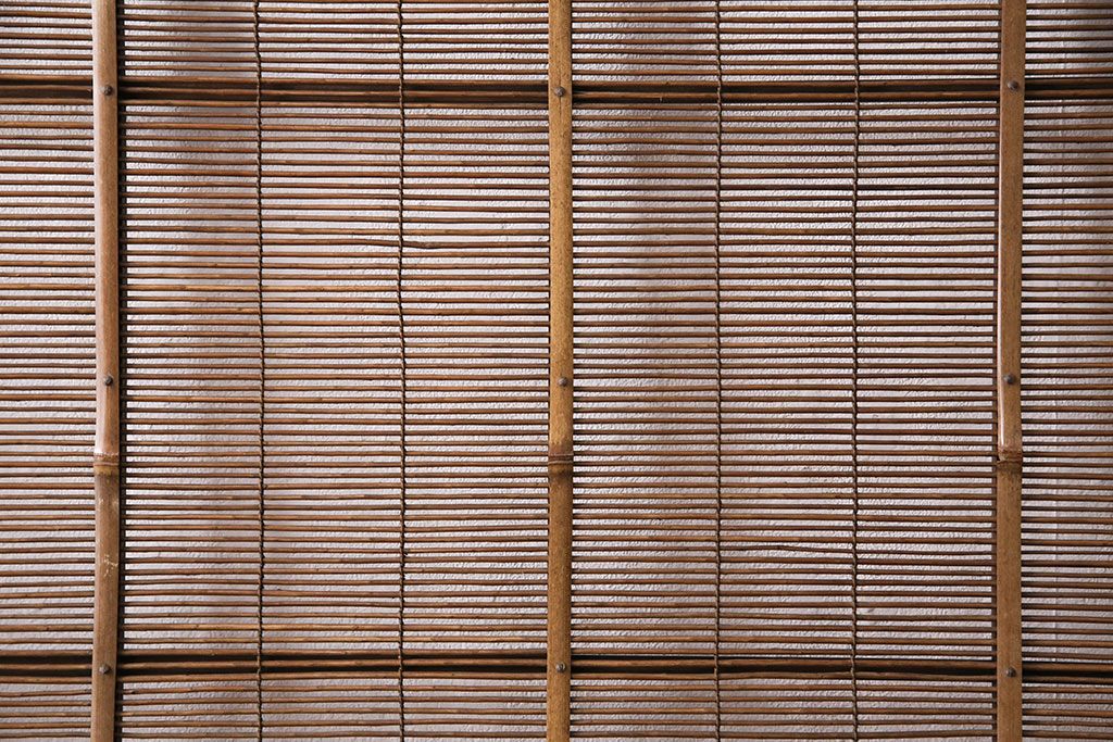 簾戸4枚をリペア&カスタム!設置場所に合わせてリサイズ。取っ手を取り付け。現状に近しい色味に着色し仕上げ。(引き戸、夏戸、建具)