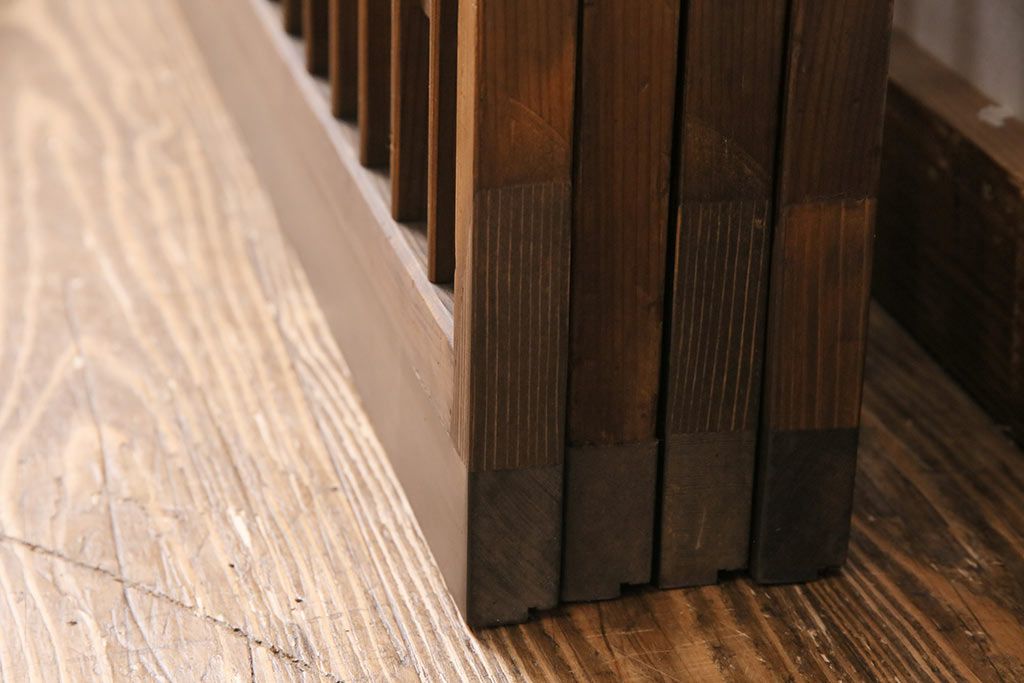 簾戸4枚をリペア&カスタム!設置場所に合わせてリサイズ。取っ手を取り付け。現状に近しい色味に着色し仕上げ。(引き戸、夏戸、建具)