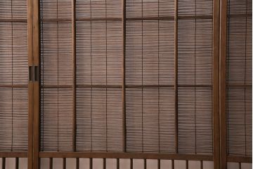 簾戸4枚をリペア&カスタム!設置場所に合わせてリサイズ。取っ手を取り付け。現状に近しい色味に着色し仕上げ。(引き戸、夏戸、建具)