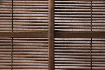 簾戸4枚をリペア&カスタム!設置場所に合わせてリサイズ。取っ手を取り付け。現状に近しい色味に着色し仕上げ。(引き戸、夏戸、建具)