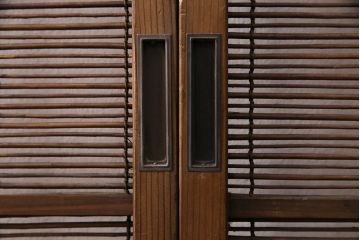 簾戸4枚をリペア&カスタム!設置場所に合わせてリサイズ。取っ手を取り付け。現状に近しい色味に着色し仕上げ。(引き戸、夏戸、建具)