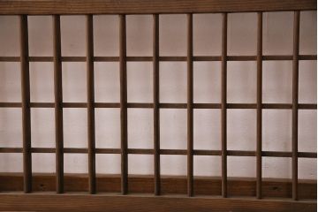 簾戸4枚をリペア&カスタム!設置場所に合わせてリサイズ。取っ手を取り付け。現状に近しい色味に着色し仕上げ。(引き戸、夏戸、建具)