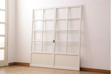 ガラス戸2枚をリペア&カスタム!設置場所に合わせてリサイズ。クリアガラス、市松模様ガラスを組み入れ。アンティークホワイトのペイント仕上げ。(引き戸、建具)