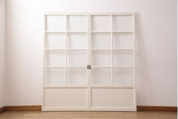 ガラス戸2枚をリペア&カスタム!設置場所に合わせてリサイズ。クリアガラス、市松模様ガラスを組み入れ。アンティークホワイトのペイント仕上げ。(引き戸、建具)