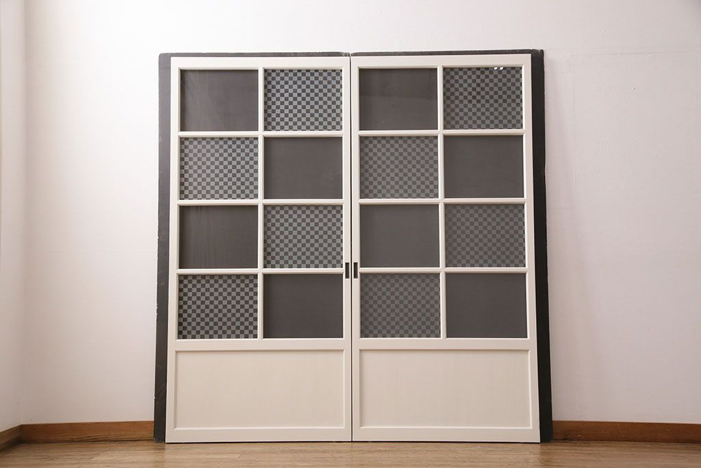 ガラス戸2枚をリペア&カスタム!設置場所に合わせてリサイズ。クリアガラス、市松模様ガラスを組み入れ。アンティークホワイトのペイント仕上げ。(引き戸、建具)