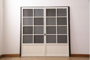 ガラス戸2枚をリペア&カスタム!設置場所に合わせてリサイズ。クリアガラス、市松模様ガラスを組み入れ。アンティークホワイトのペイント仕上げ。(引き戸、建具)