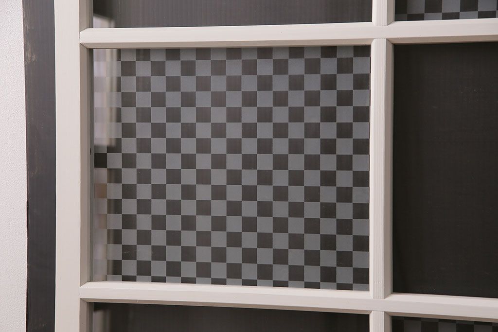 ガラス戸2枚をリペア&カスタム!設置場所に合わせてリサイズ。クリアガラス、市松模様ガラスを組み入れ。アンティークホワイトのペイント仕上げ。(引き戸、建具)