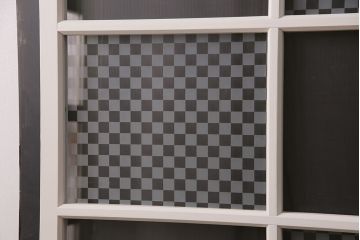 ガラス戸2枚をリペア&カスタム!設置場所に合わせてリサイズ。クリアガラス、市松模様ガラスを組み入れ。アンティークホワイトのペイント仕上げ。(引き戸、建具)