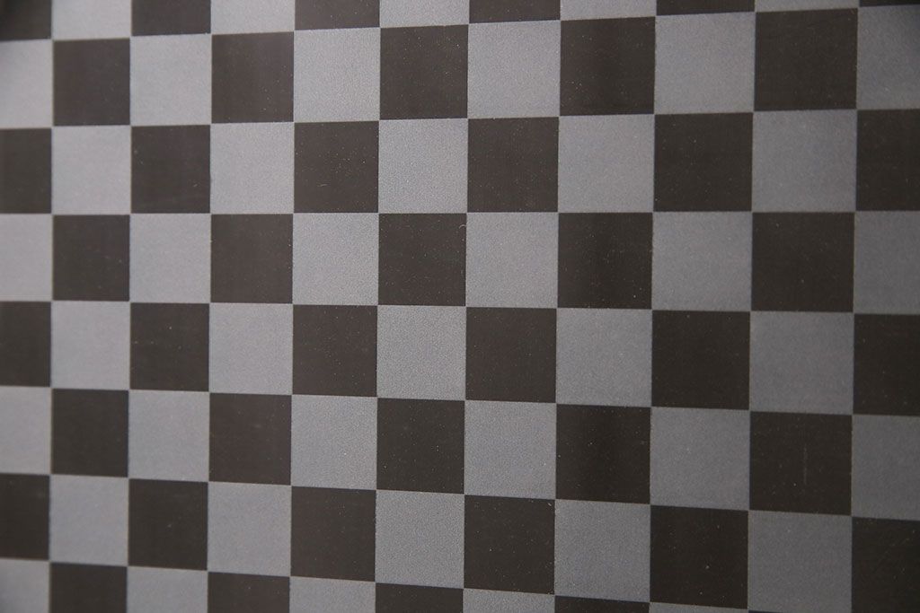 ガラス戸2枚をリペア&カスタム!設置場所に合わせてリサイズ。クリアガラス、市松模様ガラスを組み入れ。アンティークホワイトのペイント仕上げ。(引き戸、建具)