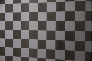 ガラス戸2枚をリペア&カスタム!設置場所に合わせてリサイズ。クリアガラス、市松模様ガラスを組み入れ。アンティークホワイトのペイント仕上げ。(引き戸、建具)