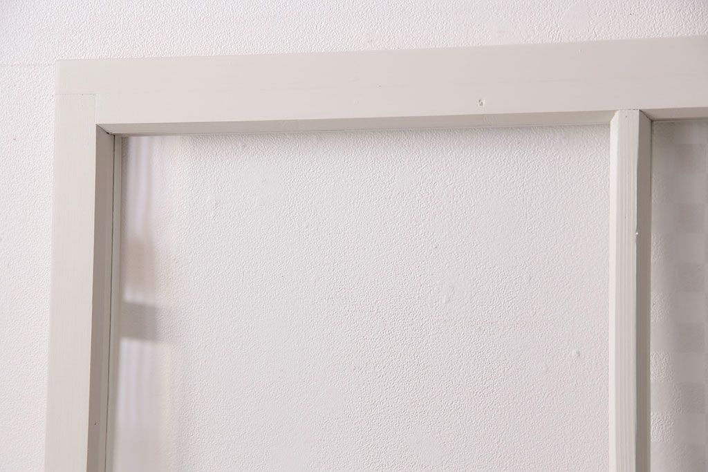 ガラス戸2枚をリペア&カスタム!設置場所に合わせてリサイズ。クリアガラス、市松模様ガラスを組み入れ。アンティークホワイトのペイント仕上げ。(引き戸、建具)