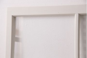 ガラス戸2枚をリペア&カスタム!設置場所に合わせてリサイズ。クリアガラス、市松模様ガラスを組み入れ。アンティークホワイトのペイント仕上げ。(引き戸、建具)