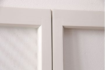 ガラス戸2枚をリペア&カスタム!設置場所に合わせてリサイズ。クリアガラス、市松模様ガラスを組み入れ。アンティークホワイトのペイント仕上げ。(引き戸、建具)