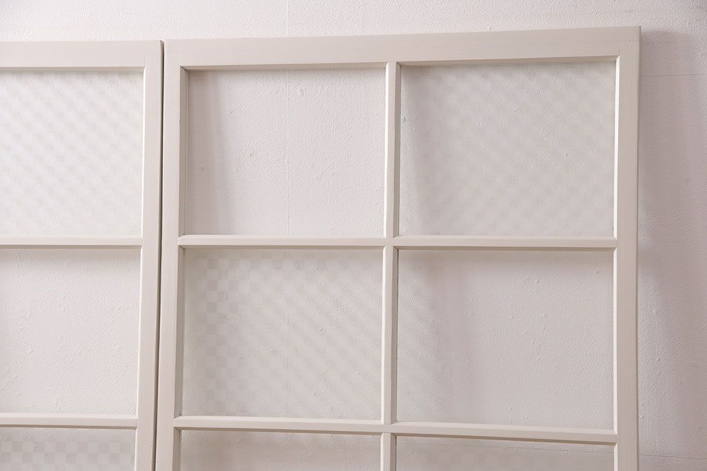 ガラス戸2枚をリペア&カスタム!設置場所に合わせてリサイズ。クリアガラス、市松模様ガラスを組み入れ。アンティークホワイトのペイント仕上げ。(引き戸、建具)