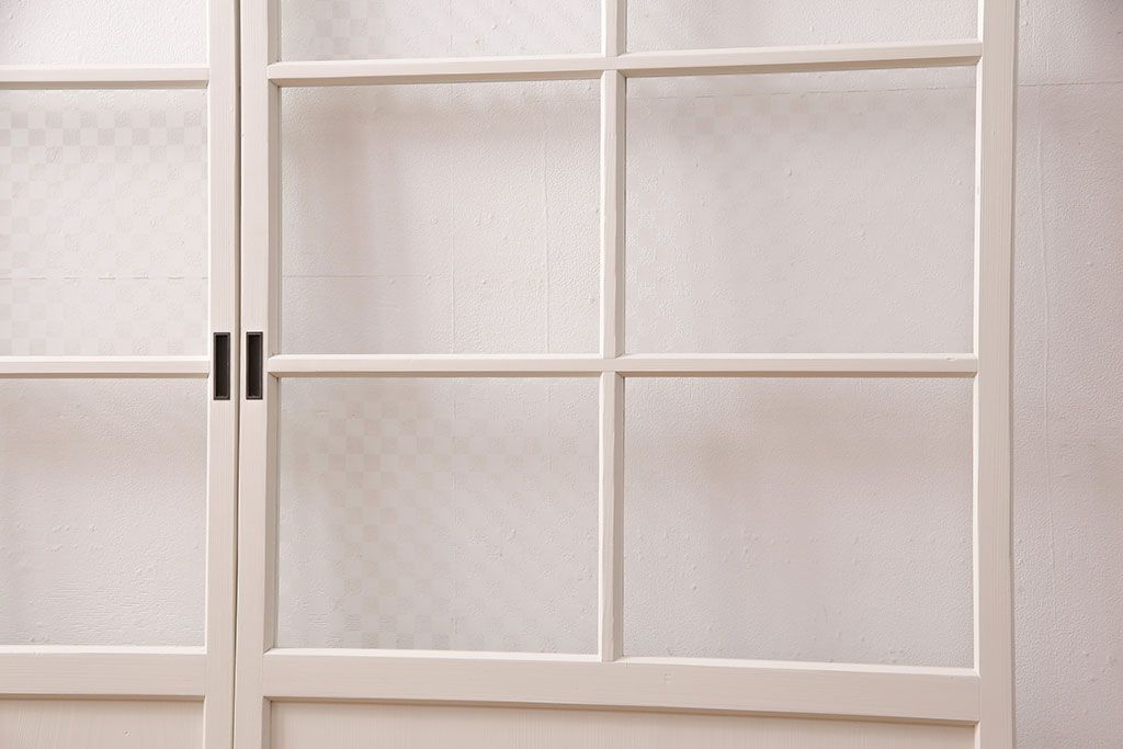 ガラス戸2枚をリペア&カスタム!設置場所に合わせてリサイズ。クリアガラス、市松模様ガラスを組み入れ。アンティークホワイトのペイント仕上げ。(引き戸、建具)