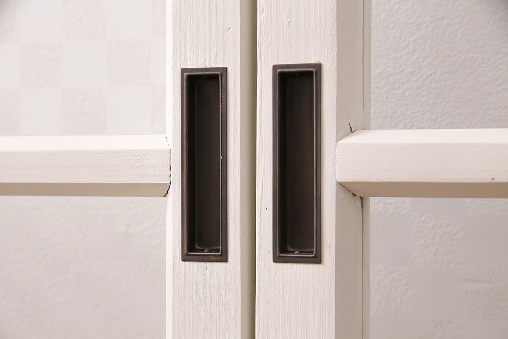 ガラス戸2枚をリペア&カスタム!設置場所に合わせてリサイズ。クリアガラス、市松模様ガラスを組み入れ。アンティークホワイトのペイント仕上げ。(引き戸、建具)