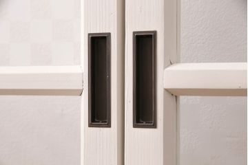 ガラス戸2枚をリペア&カスタム!設置場所に合わせてリサイズ。クリアガラス、市松模様ガラスを組み入れ。アンティークホワイトのペイント仕上げ。(引き戸、建具)