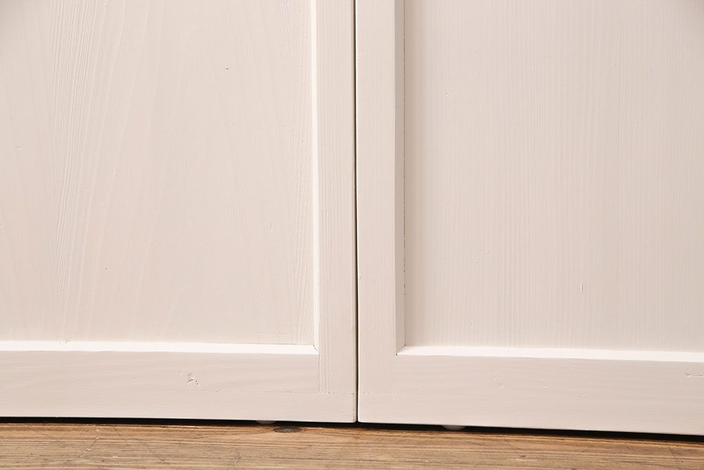 ガラス戸2枚をリペア&カスタム!設置場所に合わせてリサイズ。クリアガラス、市松模様ガラスを組み入れ。アンティークホワイトのペイント仕上げ。(引き戸、建具)