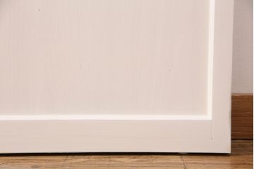 ガラス戸2枚をリペア&カスタム!設置場所に合わせてリサイズ。クリアガラス、市松模様ガラスを組み入れ。アンティークホワイトのペイント仕上げ。(引き戸、建具)