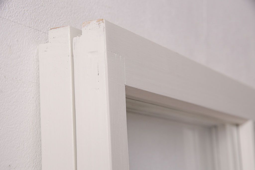 ガラス戸2枚をリペア&カスタム!設置場所に合わせてリサイズ。クリアガラス、市松模様ガラスを組み入れ。アンティークホワイトのペイント仕上げ。(引き戸、建具)