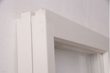 ガラス戸2枚をリペア&カスタム!設置場所に合わせてリサイズ。クリアガラス、市松模様ガラスを組み入れ。アンティークホワイトのペイント仕上げ。(引き戸、建具)