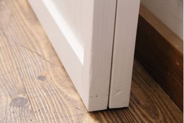 ガラス戸2枚をリペア&カスタム!設置場所に合わせてリサイズ。クリアガラス、市松模様ガラスを組み入れ。アンティークホワイトのペイント仕上げ。(引き戸、建具)