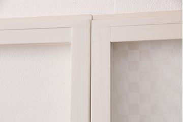 ガラス戸2枚をリペア&カスタム!設置場所に合わせてリサイズ。クリアガラス、市松模様ガラスを組み入れ。アンティークホワイトのペイント仕上げ。(引き戸、建具)