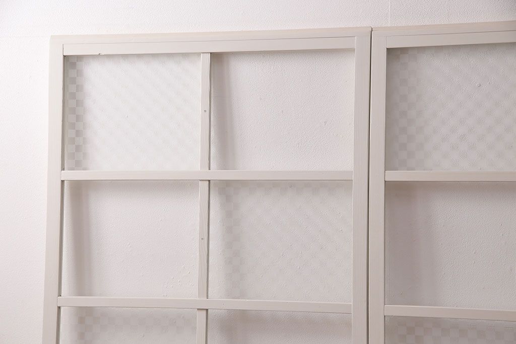 ガラス戸2枚をリペア&カスタム!設置場所に合わせてリサイズ。クリアガラス、市松模様ガラスを組み入れ。アンティークホワイトのペイント仕上げ。(引き戸、建具)