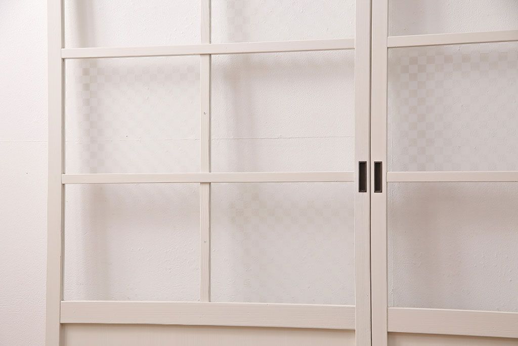 ガラス戸2枚をリペア&カスタム!設置場所に合わせてリサイズ。クリアガラス、市松模様ガラスを組み入れ。アンティークホワイトのペイント仕上げ。(引き戸、建具)