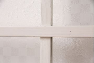 ガラス戸2枚をリペア&カスタム!設置場所に合わせてリサイズ。クリアガラス、市松模様ガラスを組み入れ。アンティークホワイトのペイント仕上げ。(引き戸、建具)