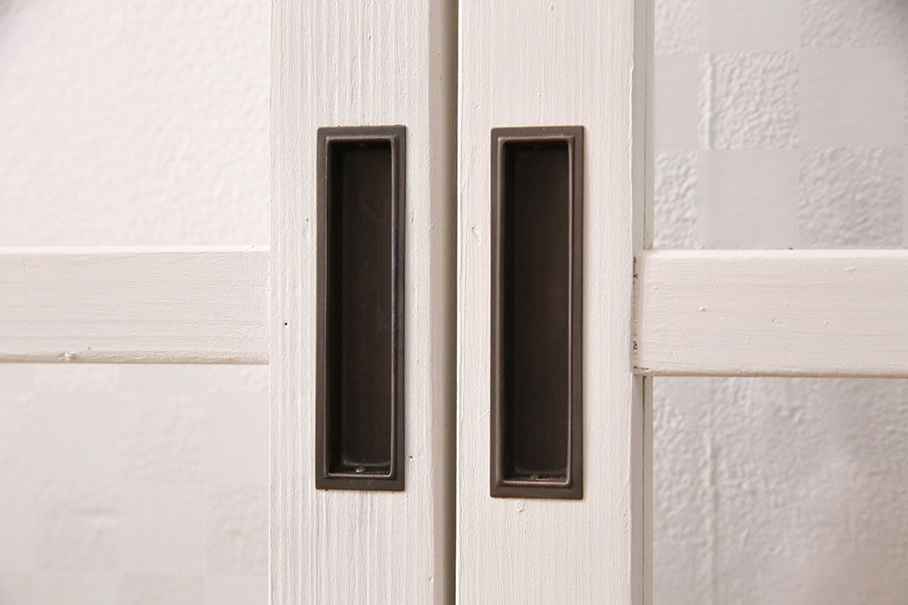 ガラス戸2枚をリペア&カスタム!設置場所に合わせてリサイズ。クリアガラス、市松模様ガラスを組み入れ。アンティークホワイトのペイント仕上げ。(引き戸、建具)