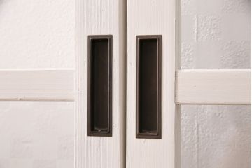 ガラス戸2枚をリペア&カスタム!設置場所に合わせてリサイズ。クリアガラス、市松模様ガラスを組み入れ。アンティークホワイトのペイント仕上げ。(引き戸、建具)