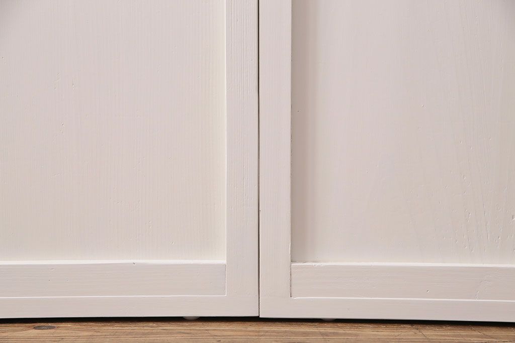 ガラス戸2枚をリペア&カスタム!設置場所に合わせてリサイズ。クリアガラス、市松模様ガラスを組み入れ。アンティークホワイトのペイント仕上げ。(引き戸、建具)