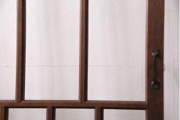 組子細工入り木製ドアをリペア&カスタム!設置場所に合わせてリサイズ。鍵、取っ手、蝶番、ローラー締りを取り付け。クリアガラス、花菱模様ガラス、変わり花菱模様ガラスを組み入れ。当店商品を参考に着色し仕上げ。(玄関ドア、建具)