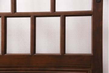 組子細工入り木製ドアをリペア&カスタム!設置場所に合わせてリサイズ。鍵、取っ手、蝶番、ローラー締りを取り付け。クリアガラス、花菱模様ガラス、変わり花菱模様ガラスを組み入れ。当店商品を参考に着色し仕上げ。(玄関ドア、建具)