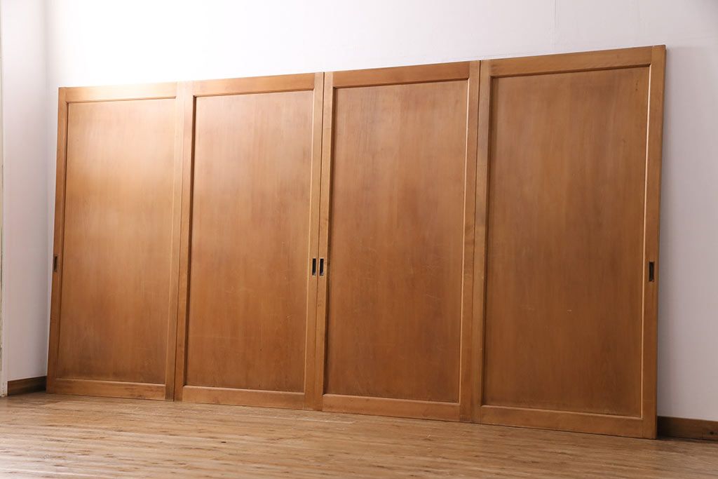 大正昭和初期の板戸4枚をリペア&カスタム!設置場所に合わせてリサイズ。戸車を取り付け。加工箇所のみ現状に近しい色味に着色し仕上げ。(引き戸、建具)