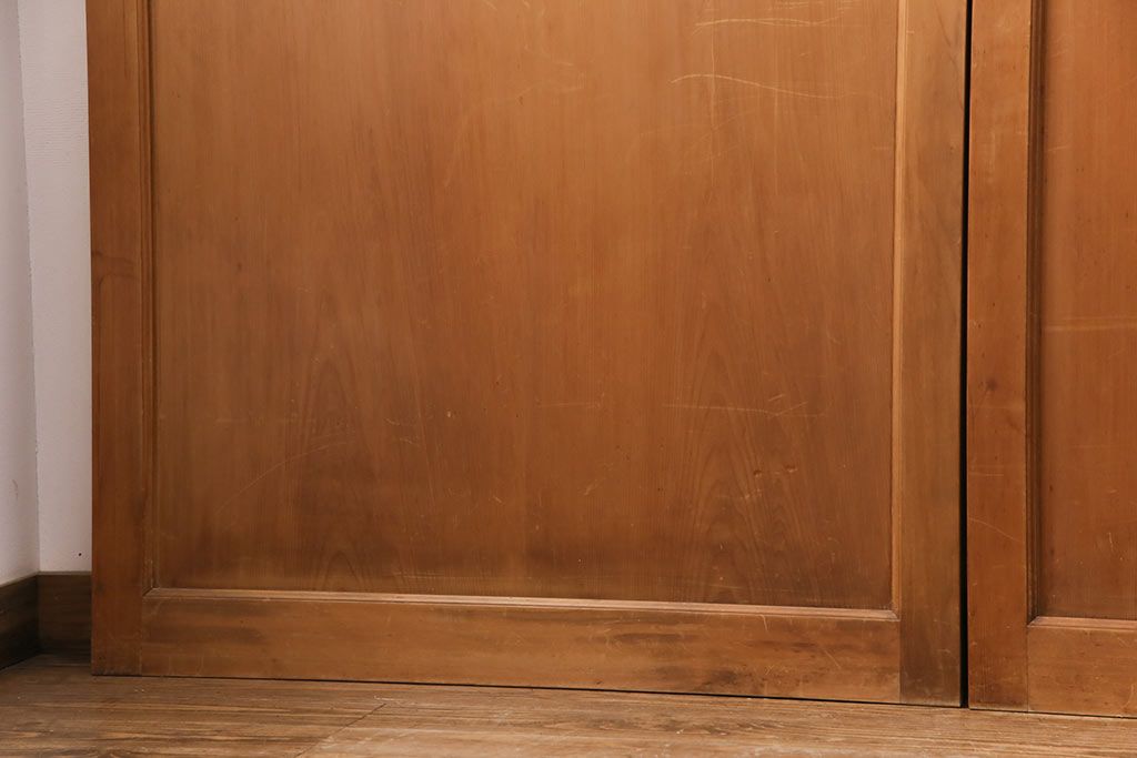 大正昭和初期の板戸4枚をリペア&カスタム!設置場所に合わせてリサイズ。戸車を取り付け。加工箇所のみ現状に近しい色味に着色し仕上げ。(引き戸、建具)