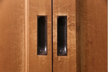 大正昭和初期の板戸4枚をリペア&カスタム!設置場所に合わせてリサイズ。戸車を取り付け。加工箇所のみ現状に近しい色味に着色し仕上げ。(引き戸、建具)