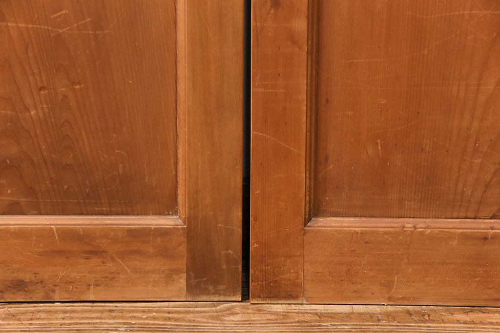 大正昭和初期の板戸4枚をリペア&カスタム!設置場所に合わせてリサイズ。戸車を取り付け。加工箇所のみ現状に近しい色味に着色し仕上げ。(引き戸、建具)