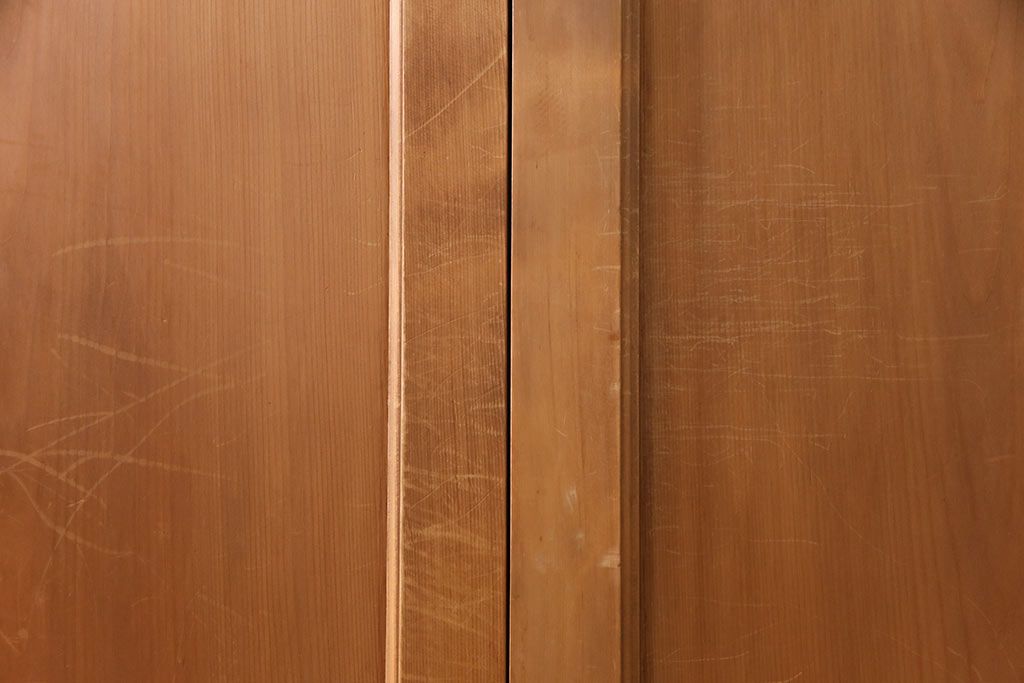 大正昭和初期の板戸4枚をリペア&カスタム!設置場所に合わせてリサイズ。戸車を取り付け。加工箇所のみ現状に近しい色味に着色し仕上げ。(引き戸、建具)