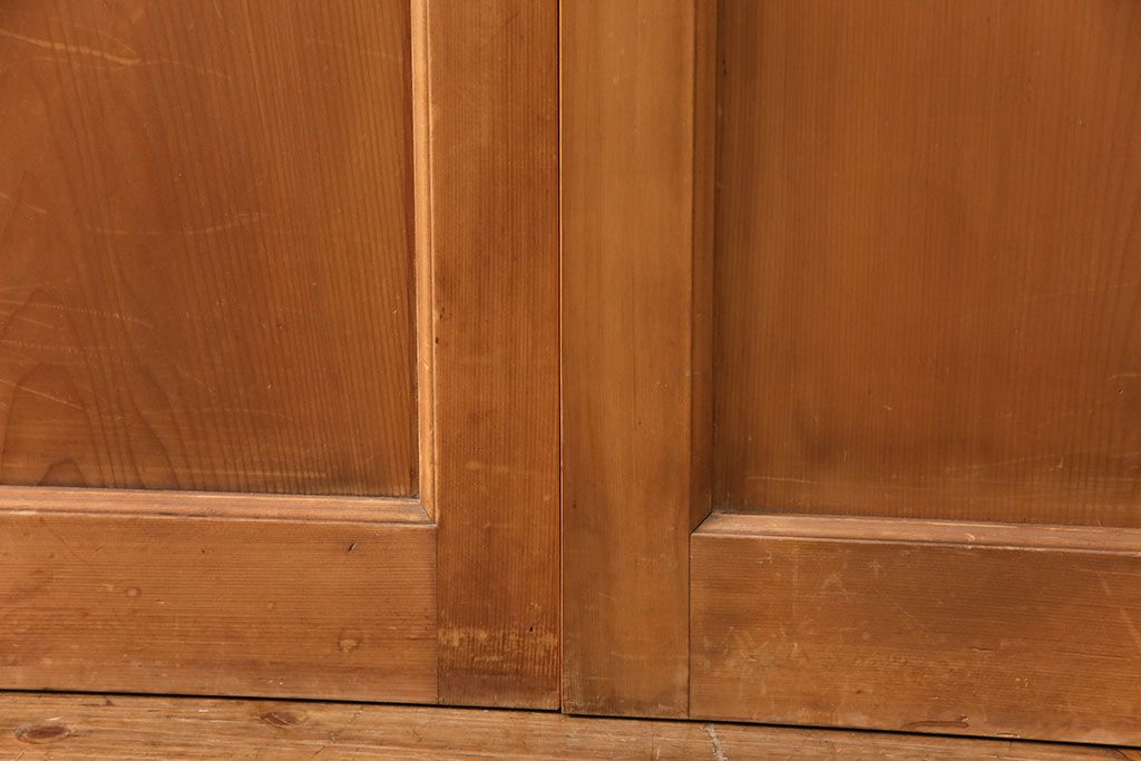 大正昭和初期の板戸4枚をリペア&カスタム!設置場所に合わせてリサイズ。戸車を取り付け。加工箇所のみ現状に近しい色味に着色し仕上げ。(引き戸、建具)