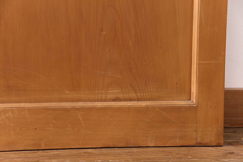 大正昭和初期の板戸4枚をリペア&カスタム!設置場所に合わせてリサイズ。戸車を取り付け。加工箇所のみ現状に近しい色味に着色し仕上げ。(引き戸、建具)