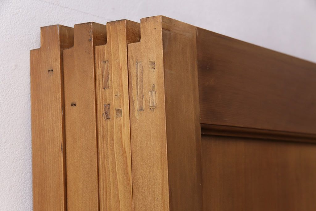 大正昭和初期の板戸4枚をリペア&カスタム!設置場所に合わせてリサイズ。戸車を取り付け。加工箇所のみ現状に近しい色味に着色し仕上げ。(引き戸、建具)