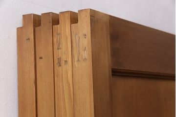 大正昭和初期の板戸4枚をリペア&カスタム!設置場所に合わせてリサイズ。戸車を取り付け。加工箇所のみ現状に近しい色味に着色し仕上げ。(引き戸、建具)