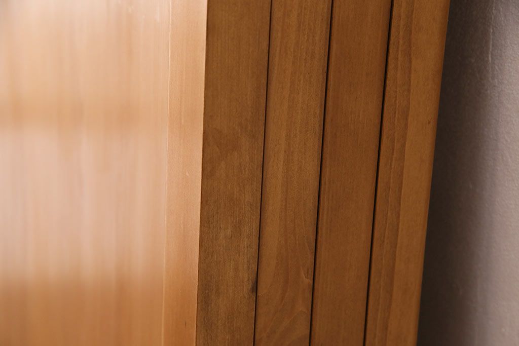 大正昭和初期の板戸4枚をリペア&カスタム!設置場所に合わせてリサイズ。戸車を取り付け。加工箇所のみ現状に近しい色味に着色し仕上げ。(引き戸、建具)