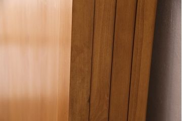 大正昭和初期の板戸4枚をリペア&カスタム!設置場所に合わせてリサイズ。戸車を取り付け。加工箇所のみ現状に近しい色味に着色し仕上げ。(引き戸、建具)