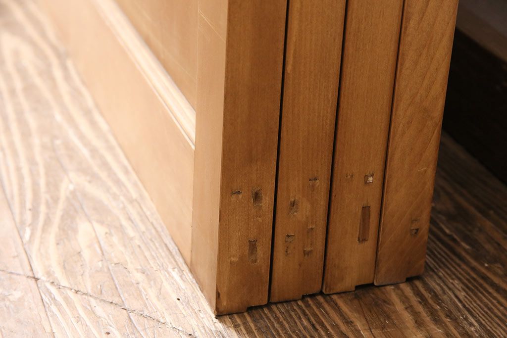 大正昭和初期の板戸4枚をリペア&カスタム!設置場所に合わせてリサイズ。戸車を取り付け。加工箇所のみ現状に近しい色味に着色し仕上げ。(引き戸、建具)