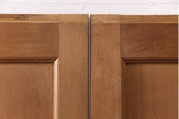 大正昭和初期の板戸4枚をリペア&カスタム!設置場所に合わせてリサイズ。戸車を取り付け。加工箇所のみ現状に近しい色味に着色し仕上げ。(引き戸、建具)